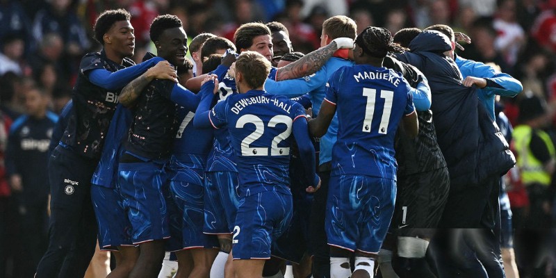 Các cầu thủ Chelsea ăn mừng sau khi vượt qua Nottingham Forest Các cầu thủ Chelsea ăn mừng sau khi vượt qua Nottingham Forest